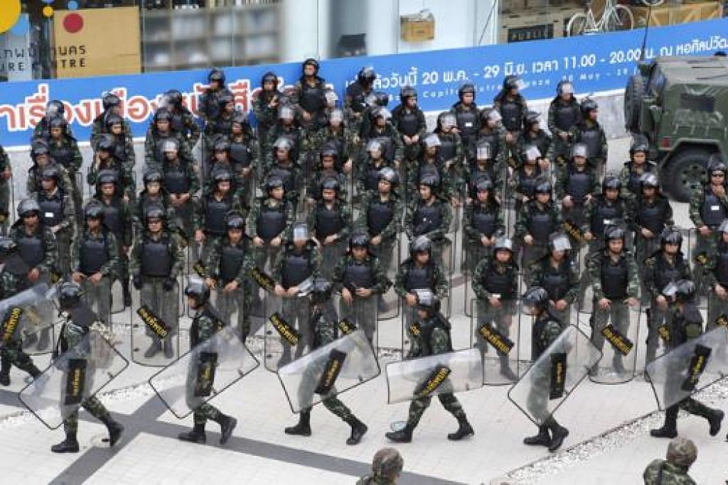 SEKAT BANTAHAN: Junta Tentera Thailand mengerahkan askar menutup pusat beli-belah di ibu kota Bangkok yang sering menjadi tempat bantahan antirampasan kuasa tentera. - Foto REUTERS