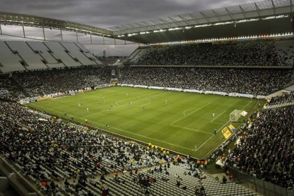 BELUM SIAP SEPENUHNYA: Stadium Arena Corinthians di Sao Paulo ini dilaporkan masih menjalani kerja pemasangan tempat duduk dengan lebih 20,000 tempat duduk belum terpasang. Stadium ini menjadi hos perlawanan pembukaan antara tuan rumah Brazil dengan Croatia pada 12 Jun. - Foto AFP