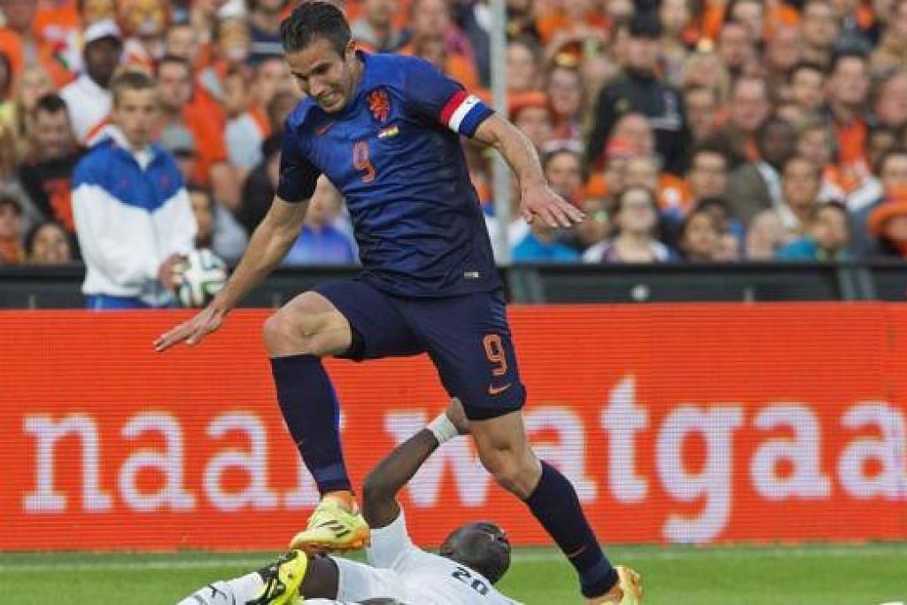 TAMBAH KEYAKINAN: Robin Van Persi (jersi nombor 9) meraikan gol tunggal yang dijaringkannya untuk Belanda dalam kemenangan 1-0 ke atas Ghana hujung minggu lalu. - Foto AFP