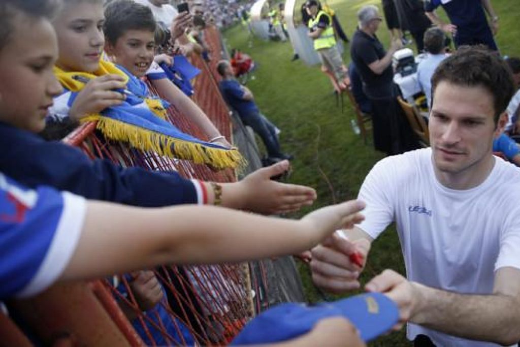 ISTIMEWA UNTUK SEMUA: Penjaga gawang Bosnia Asmir Begovic menandatangani autograf selepas satu pertandingan amal dengan pasukan Bosnia U21 di Gradacac. - Foto REUTERS