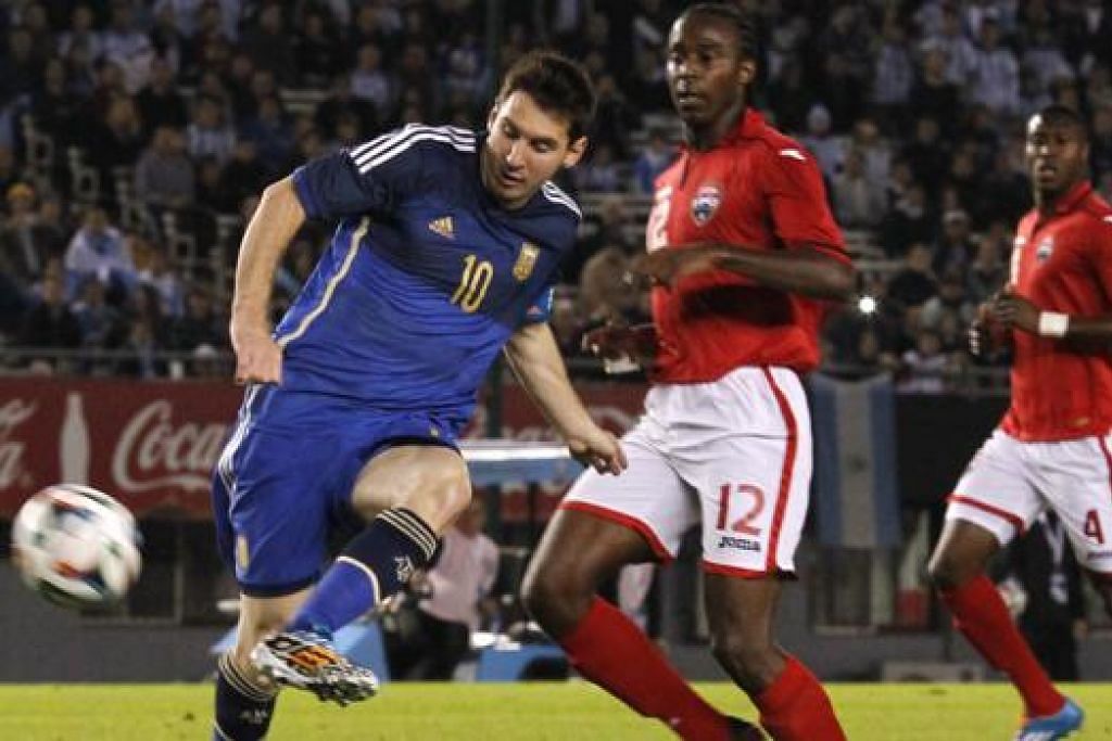 CUBA TAPI TAK BERHASIL: Bintang Argentina, Lionel Messi (kiri), melepaskan percubaan sekalipun gagal menemui sasaran semasa kemenangan pasukannya ke atas Trinidad & Tobago dalam persiapan ke Piala Dunia. - Foto REUTERS