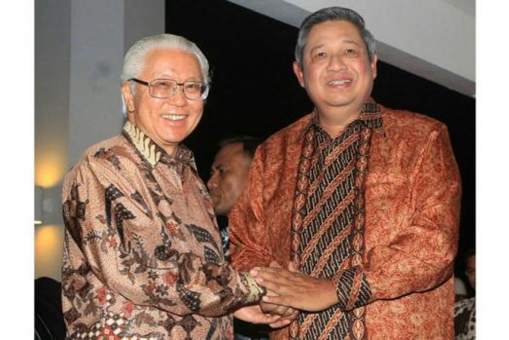 PENUH MESRA: Pertemuan dua sahabat lama, Presiden Tony Tan (kiri) dan Dr Yudhoyono, jelas memaparkan keakraban ketika mereka bertemu di pusat peranginan Nongsa Point Marina & Resort di Batam, Indonesia. - Foto ZAOBAO