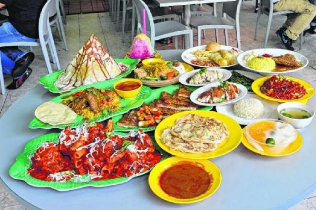 RAMBANG MATA: Pelbagai pilihan makanan - daripada masakan India, ala Cina, Melayu dan Barat - yang terdapat di gerai Go Makan di Blok 529 Ang Mo Kio Avenue 10 ini sudah pasti membuka selera pengunjung.