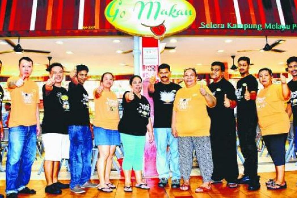 SIAP BERKHIDMAT: Ada antara pegerai di Go Makan, yang diuruskan oleh Selera Kampung Melayu Pte Ltd, yang sudah bersama berniaga selama belasan tahun. - Foto TUKIMAN WARJI