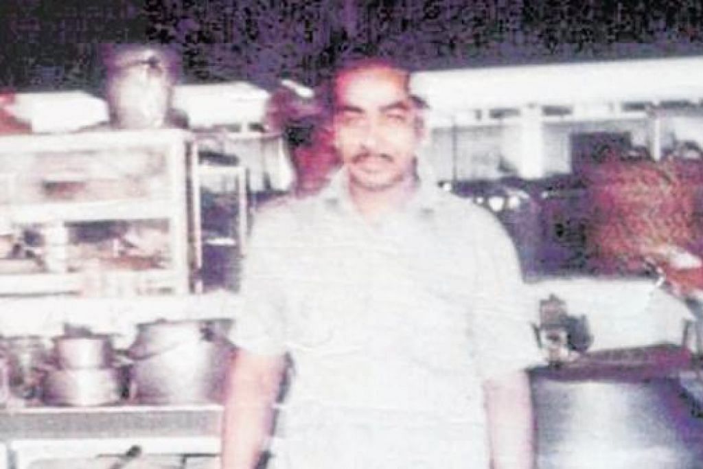 GERAI ZAMAN DULU-DULU: Haji Abdul Rajak dirakam berdiri di hadapan gerainya di Upper Boon Keng sekitar 1970-an. - Foto ihsan HAJA MAIDEEN ABDUL RAJAK