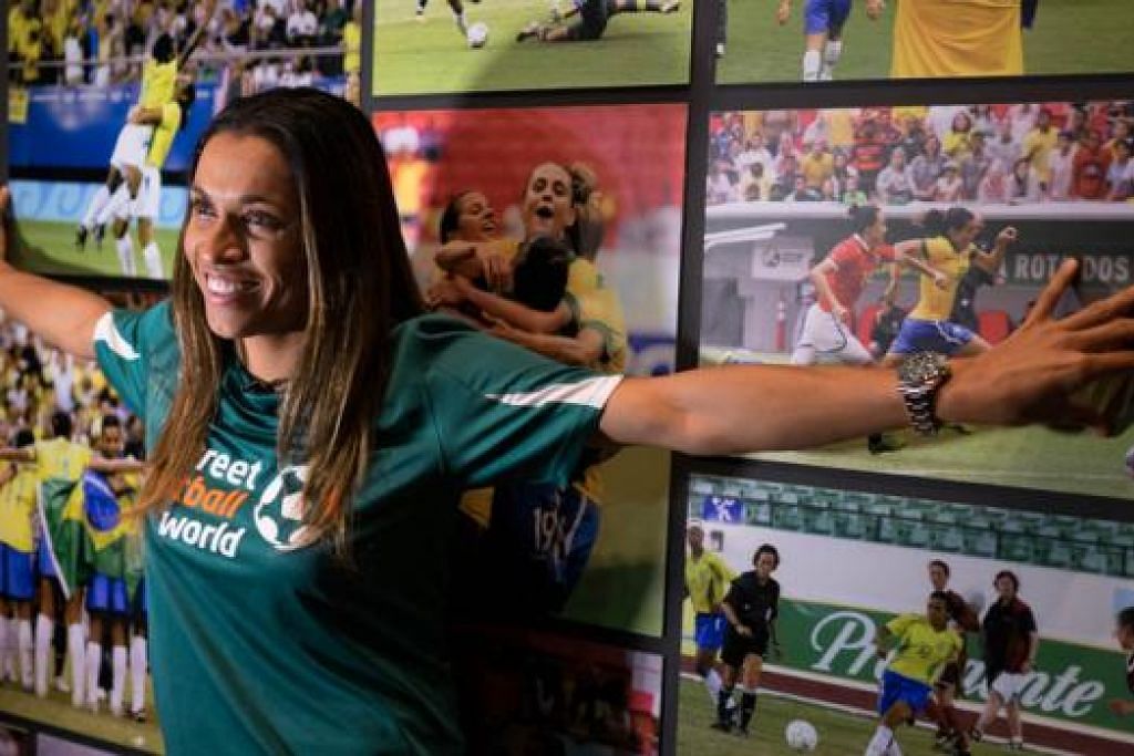 MAHU KEADILAN: Bintang bola sepak wanita Brazil, Marta, yang menghadiri majlis 'Keadilan dalam Bola Sepak' di Rio, menggesa Fifa membenarkan kaum sejenisnya menjadi pengadil perlawanan Piala Dunia melibatkan kaum lelaki. - Foto AFP