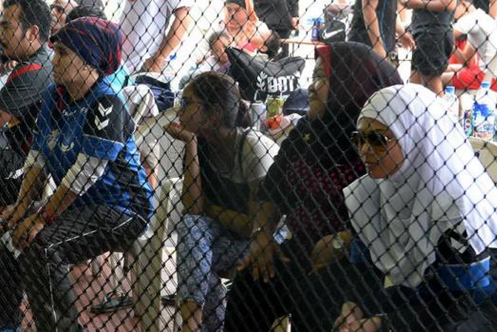 BERI SOKONGAN: Kehadiran kaum Hawa memberi sokongan kepada anak, suami dan saudara yang bertarung menyemarakkan lagi suasana di Pesta Futsal BH. 
