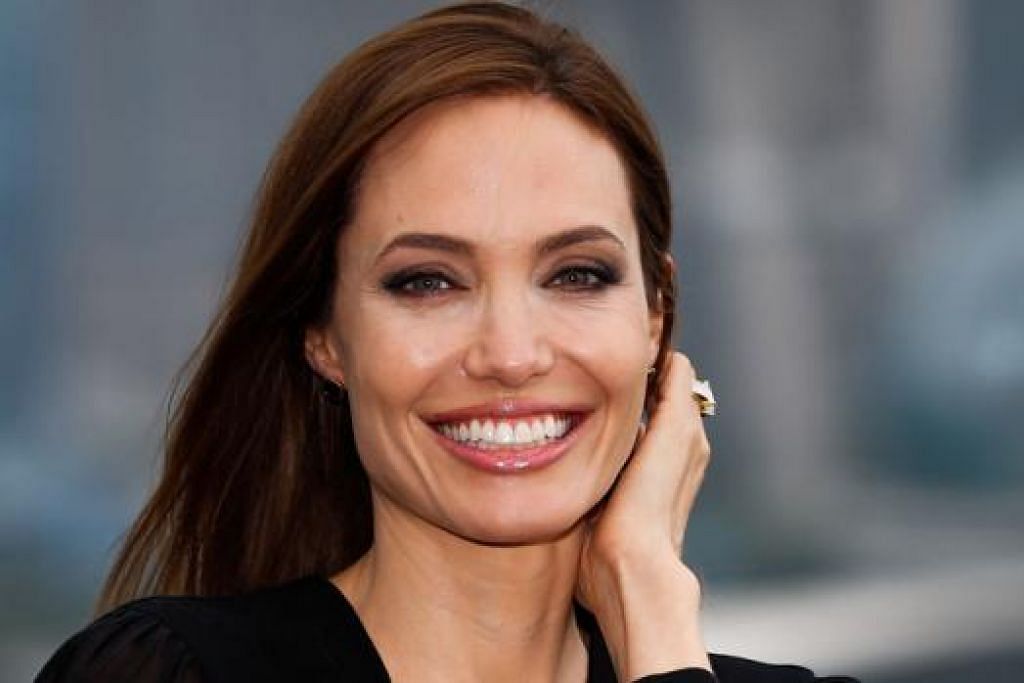 INGIN UCAP SELAMAT TINGGAL: Sejak sebulan lalu, Angelina Jolie telah memberi bayangan tentang keinginannya meninggalkan bidang lakonan bagi memberi tumpuan kepada bidang arahan, penulisan skrip dan kerja kebajikan di Pertubuhan Bangsa-Bangsa Bersatu (PBB). - Foto AFP
