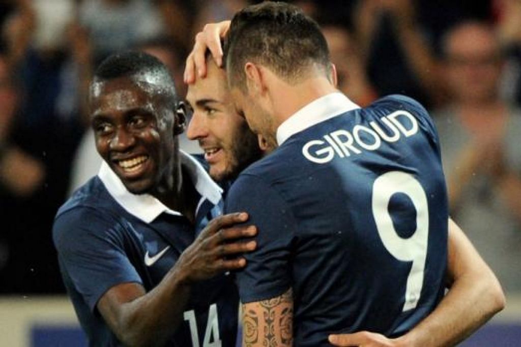 TAK ADA MASALAH: Barisan penyerang Perancis yang terdiri daripada Olivier Giroud (kanan), Karim Benzema (tengah) dan pemain midfield Blaise Matuidi merayakan salah satu gol mereka ketika menundukkan Jamaica 8-0 kelmarin. - Foto AFP