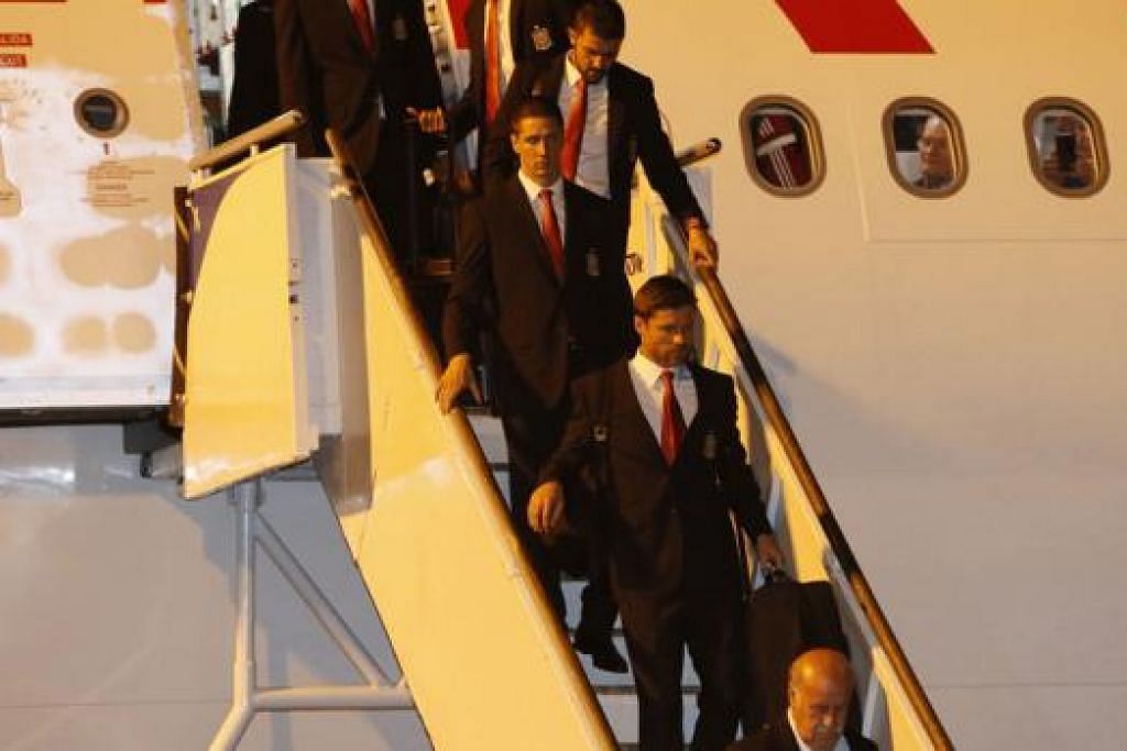 JUARA BERTAHAN SUDAH TIBA: Pasukan Sepanyol tiba di Lapangan Terbang Curitiba kelmarin. - Foto Reuters
