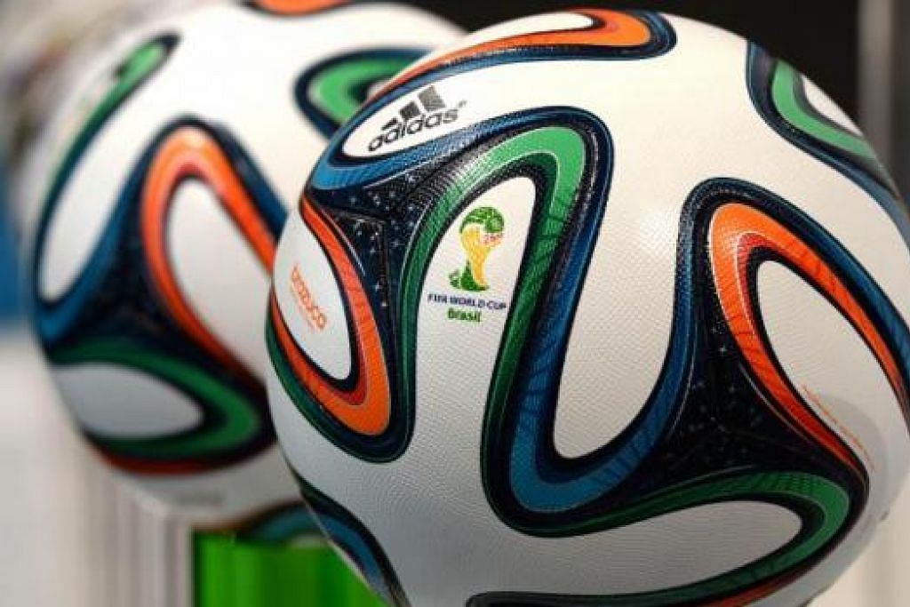 BOLA BRAZUCA: Bola rasmi Piala Dunia Brazil ini direka khas dengan mengambil kira maklum balas bintang-bintang dunia seperti Lionel Messi dan dikatakan lebih laju tetapi boleh diramal pemain. - Foto AFP 