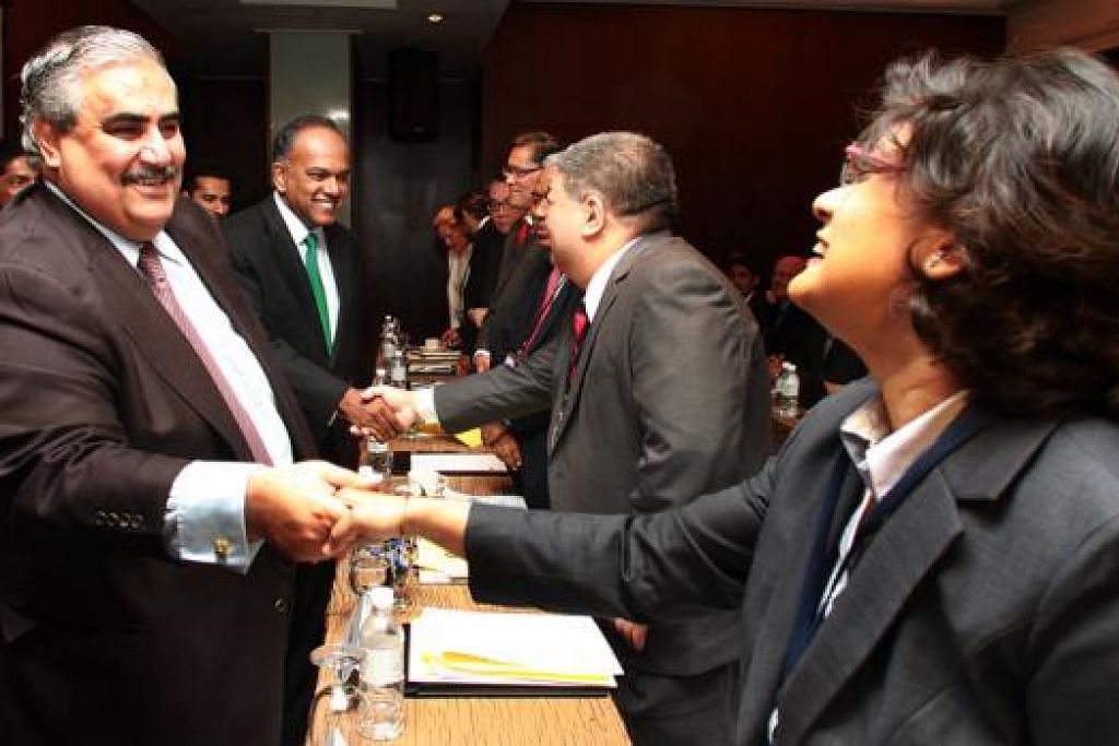 SALAM PENGENALAN: Menteri Ehwal Luar Bahrain, Shaikh Khalid Bin Ahmed Bin Mohammed Al Khalifa (kiri), bersalaman dengan Dr Sanchita Basu, pengkaji utama ehwal ekonomi Pusat Pengajian Asean, sedang Menteri Ehwal Luar Singapura, Encik K. Shanmugam (bertali leher hijau), berbual mesra dengan Dr Lim Hong Hin, Timbalan Setiausaha Agung Masyarakat Asean, selepas mereka merasmikan Bengkel Asean-GCC, semalam. - Foto THE STRAITS TIMES