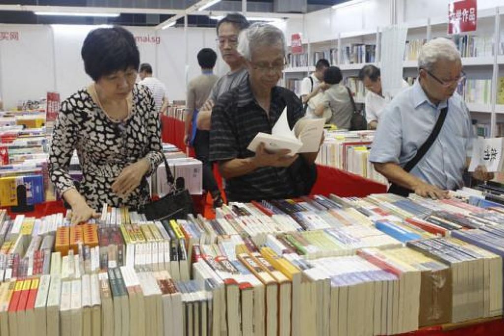 TARIK PERHATIAN RAMAI: Ramai pengunjung sudah bertandang seawal 10 pagi ke Pesta Buku Singapura untuk membeli buku-buku yang diterbit penerbit Singapura dan serantau. - Foto ZAOBAO
