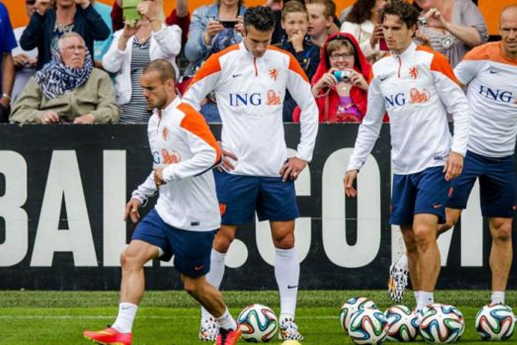 INGIN TEBUS KEKALAHAN: Pemain veteran Wesley Sneijder (kiri) berharap Belanda dapat menewaskan Sepanyol dan menebus kekalahan di final Piala Dunia empat tahun lalu. Bersamanya ialah (Dari kiri) Robin Van Persie, Daryl Janmaat dan Arjen Robben. - Foto AFP