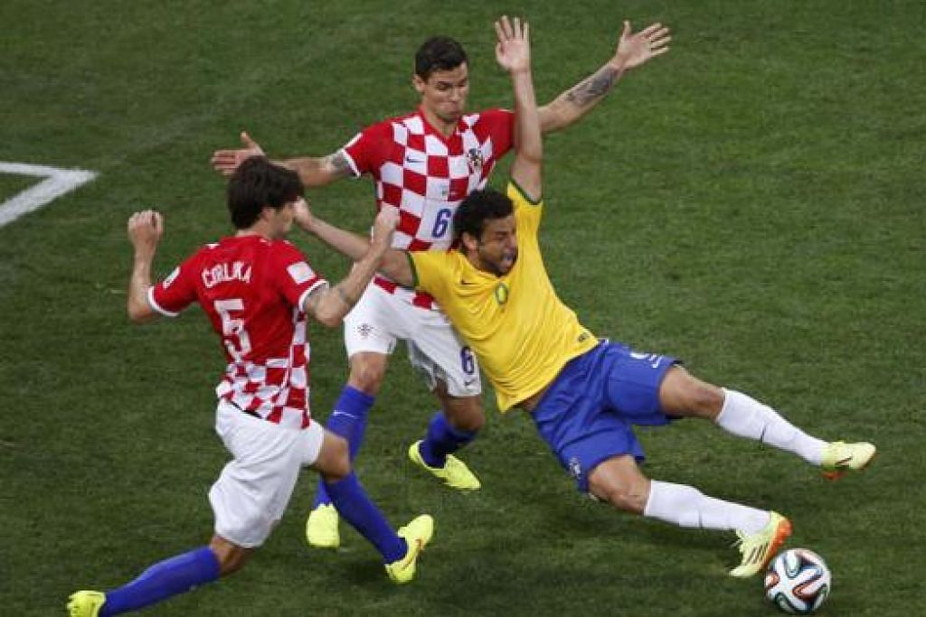 ANGKAT TANGAN MINTAK PENALTI: Pemain Brazil, Fred, menjatuhkan dirinya selepas kontak yang dilihat sebagai minimum dengan pemain pertahanan Croatia, Dejan Lovren. - Foto REUTERS