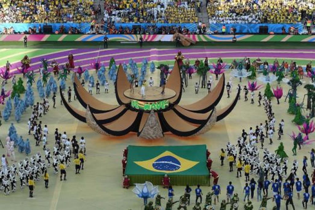 PERSEMBAHAN PENUH GAH: Acara pembukaan Piala Dunia Brazil 2014 diserikan lagi dengan kehadiran dan nyanyian Claudia Leitte, Jennifer Lopez dan Pitbull. - Foto AFP
