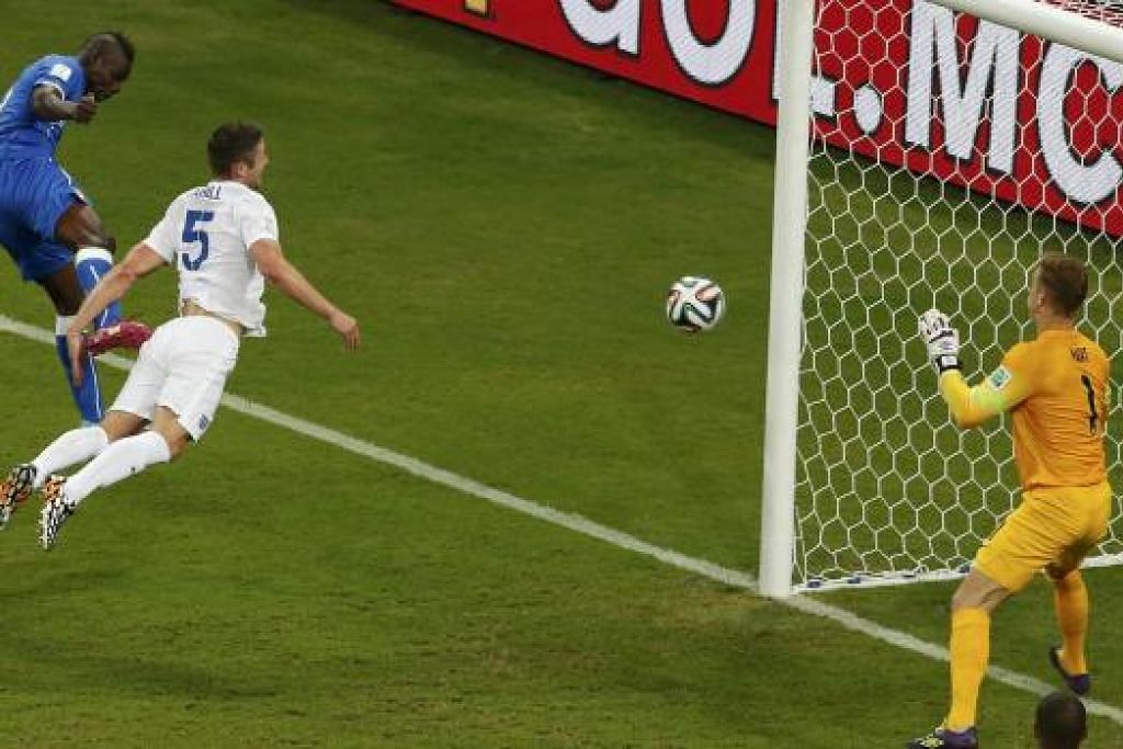 TANDUKAN HEBAT: Balotelli (jersi biru) menghukum Tim Cahill dan pertahanan England yang seolah-olah lena untuk menewaskan Joe Hart dan menjaringkan gol kedua dan kemenangan untuk Italy dalam minit ke-50.