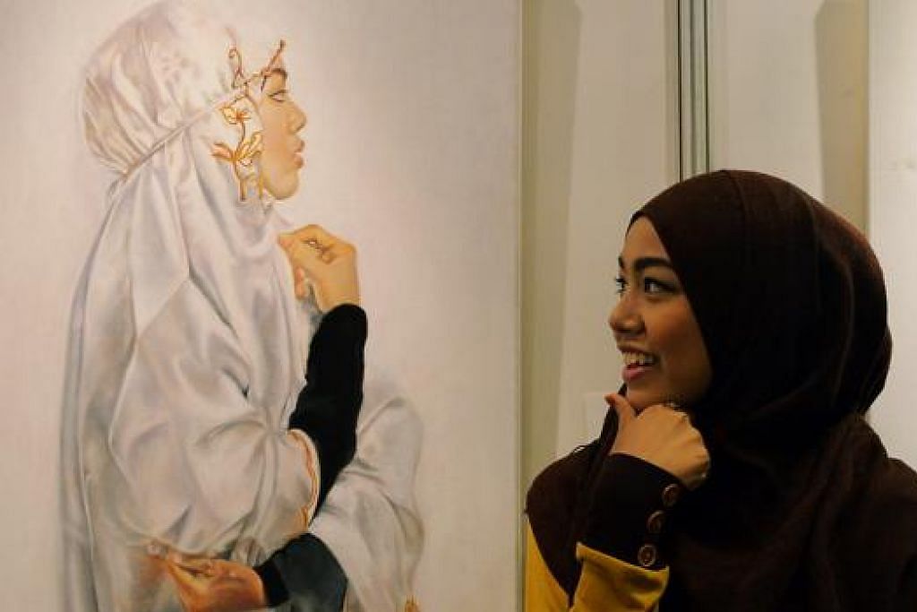 DIRIKU BERSAMAKU SELALU: Cik Nur Nasuha Zakariah menghasilkan potret dirinya yang menarik undian terbanyak daripada orang ramai di pameran Apad baru-baru ini. - Foto-foto KHALID BABA