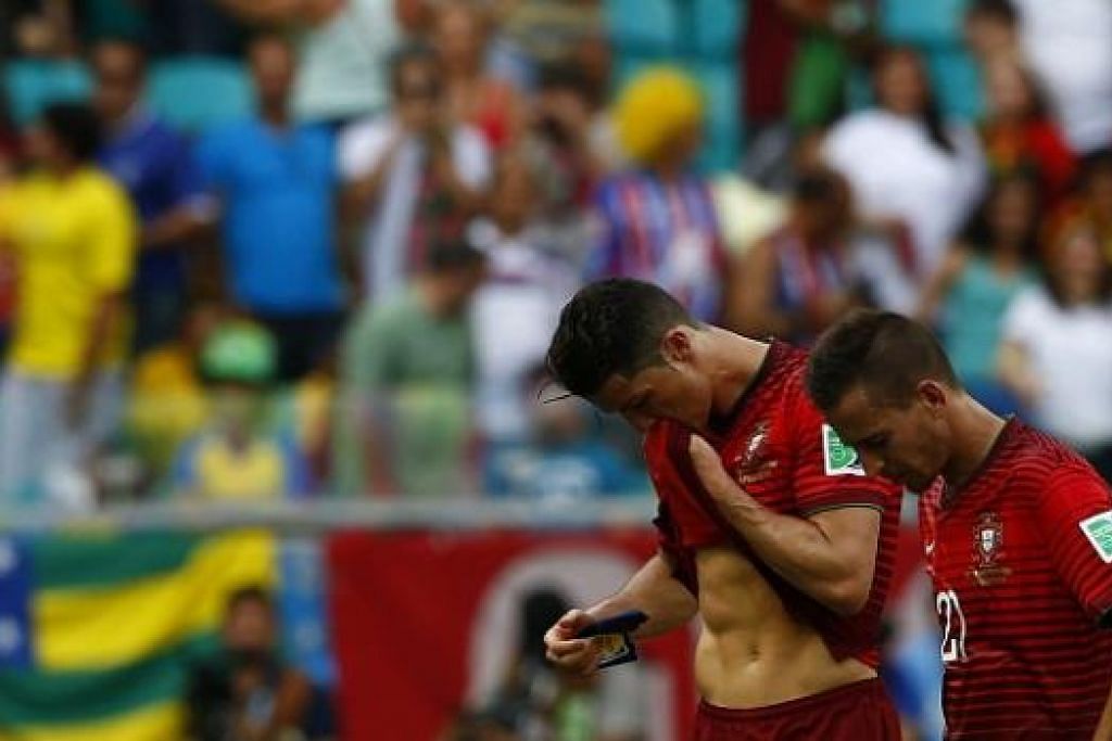 TUNDUK KECEWA: Cristiano Ronaldo (kiri) dan Joao Pereira tidak dapat menyembunyikan perasaan selepas Portugal kalah 0-4 di tangan Jerman. - Foto
