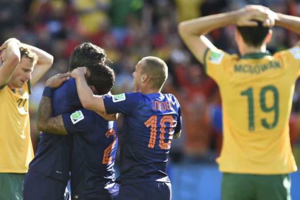 AKHIRNYA BERJAYA: Pemain Belanda, Memphis Depay (tengah), dikerumuni selepas menjaringkan gol bagi pasukannya, yang terpaksa bekerja keras untuk menundukkan Australia yang enggan menyerah kalah hingga wisel terakhir. – Foto AFP