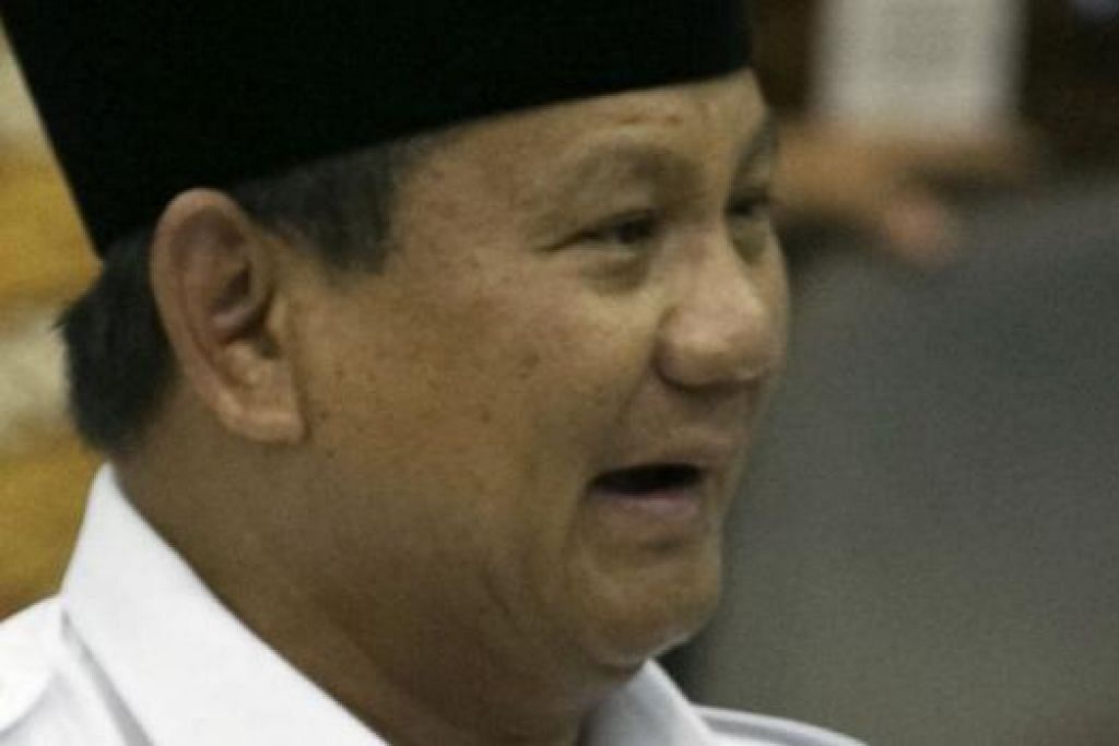 HADAPI DESAS-DESUS: Encik Prabowo Subianto (gambar) didakwa mencabuli hak asasi manusia dengan mengarahkan penculikan. Mantan Jeneral Wiranto kini menyokong calon presiden Encik Joko Widodo.