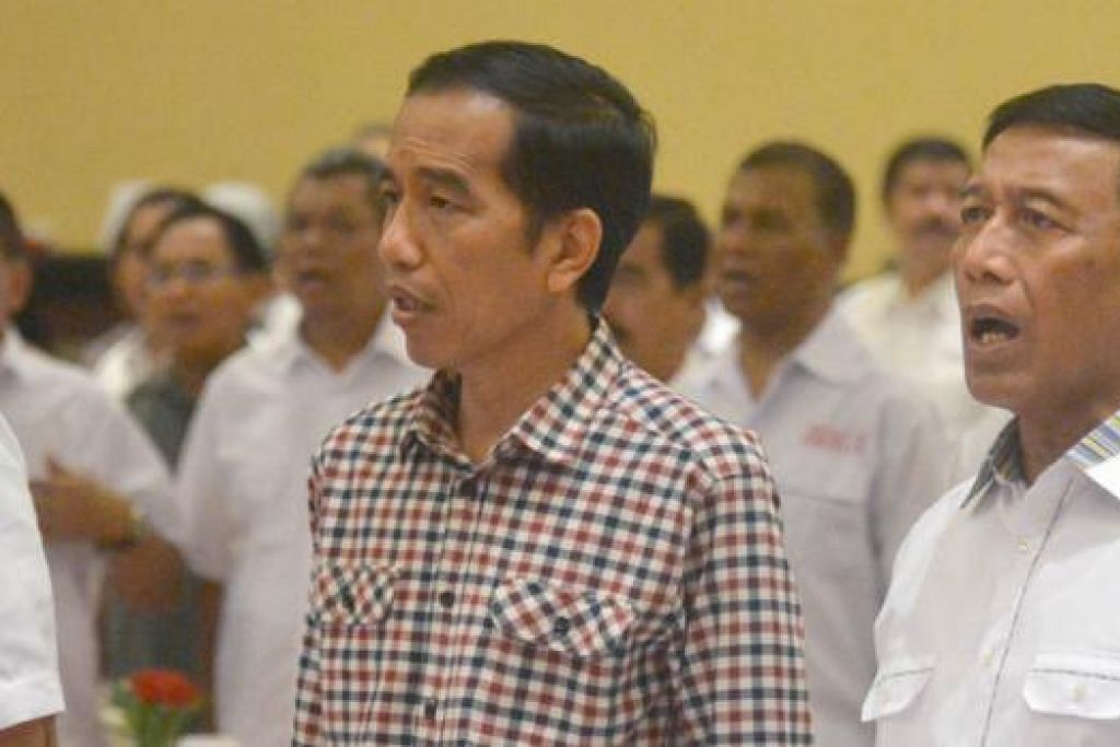 HADAPI DESAS-DESUS: Encik Prabowo Subianto didakwa mencabuli hak asasi manusia dengan mengarahkan penculikan. Mantan Jeneral Wiranto (gambar, kanan) kini menyokong calon presiden Encik Joko Widodo (baju kotak-kotak).