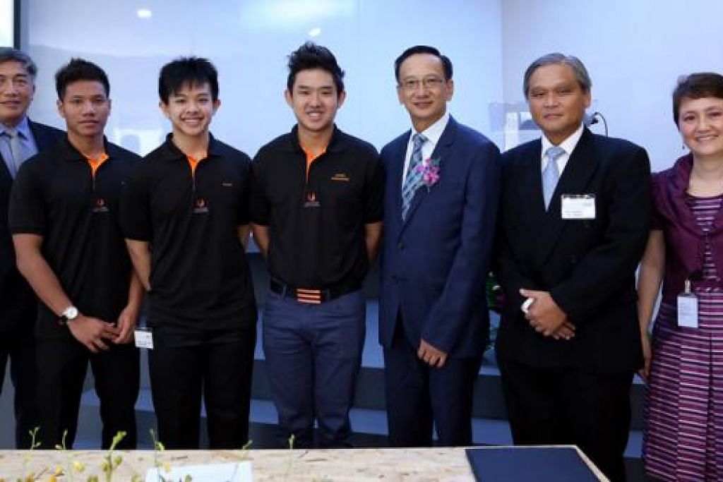 RAIH ANUGERAH: Muhammad Jaris Goh (empat dari kiri) yang meraih Anugerah Kecemerlangan Sukan daripada syarikat Atos bersama perenang, Benedict Boon (dua dari kiri); dan pemain boling, Marcus Leong (tiga dari kiri); kededuanya meraih biasiswa daripada Atos. Mereka bergambar dengan (dari kiri) CEO Sport Singapore, Encik Lim Teck Yin; CEO Atos Asia-Pacific, Encik Herbert Leung; Pengarah Perkhidmatan Korporat SSP, Encik Chua Choon Seng; dan Pengarah Urusan Atos Singapore, Cik Angeline Wee. - Foto ATOS