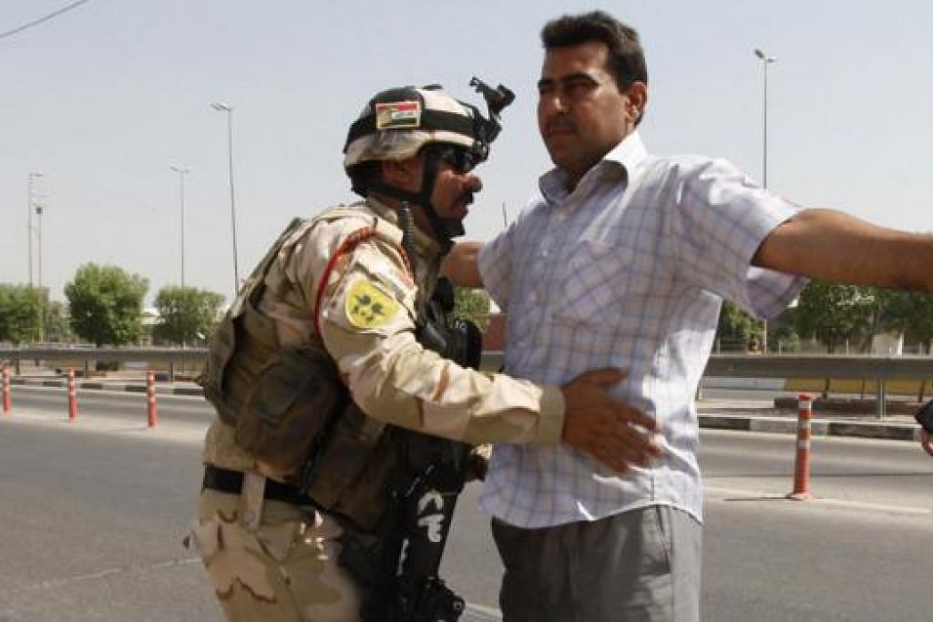 MEMBUAT PEMERIKSAAN: Anggota pasukan keselamatan Iraq memeriksa relawan yang menyertai tentera Iraq bagi menentang kumpulan militan ISIL.  