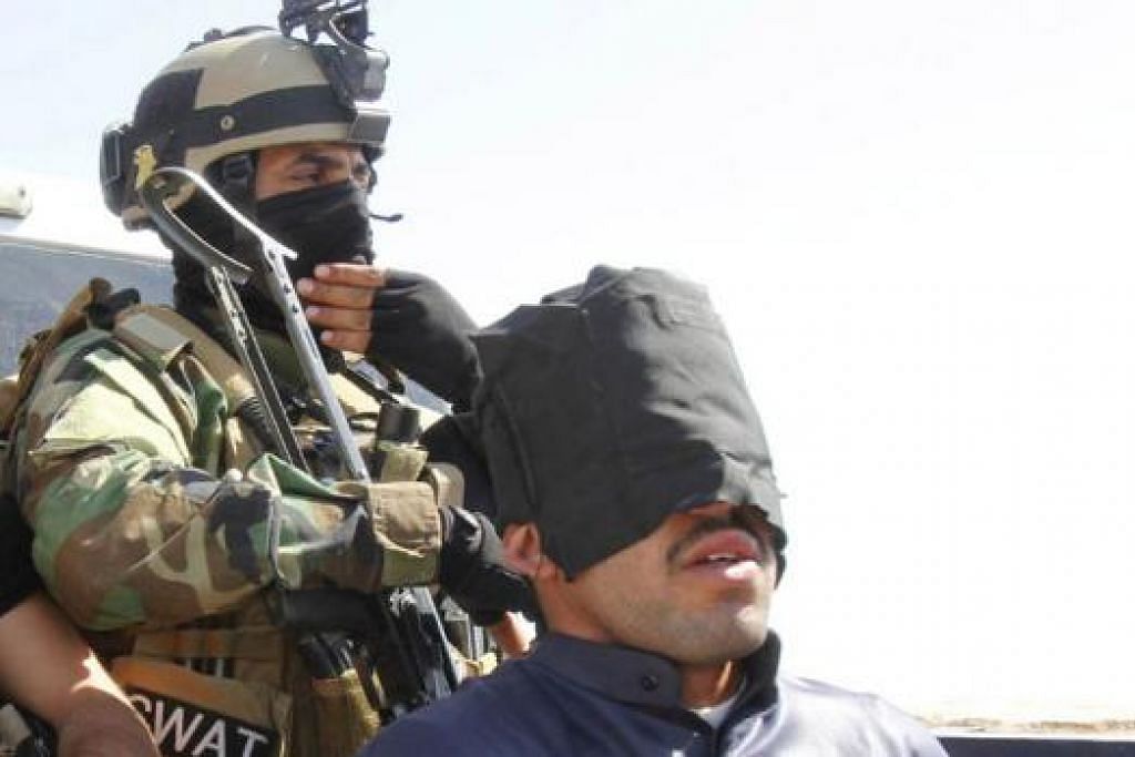 MILITAN DIBERKAS: Pasukan keselamatan Kurdi menahan seorang lelaki yang dipercayai anggota militan daripada ISIL di Kirkuk.