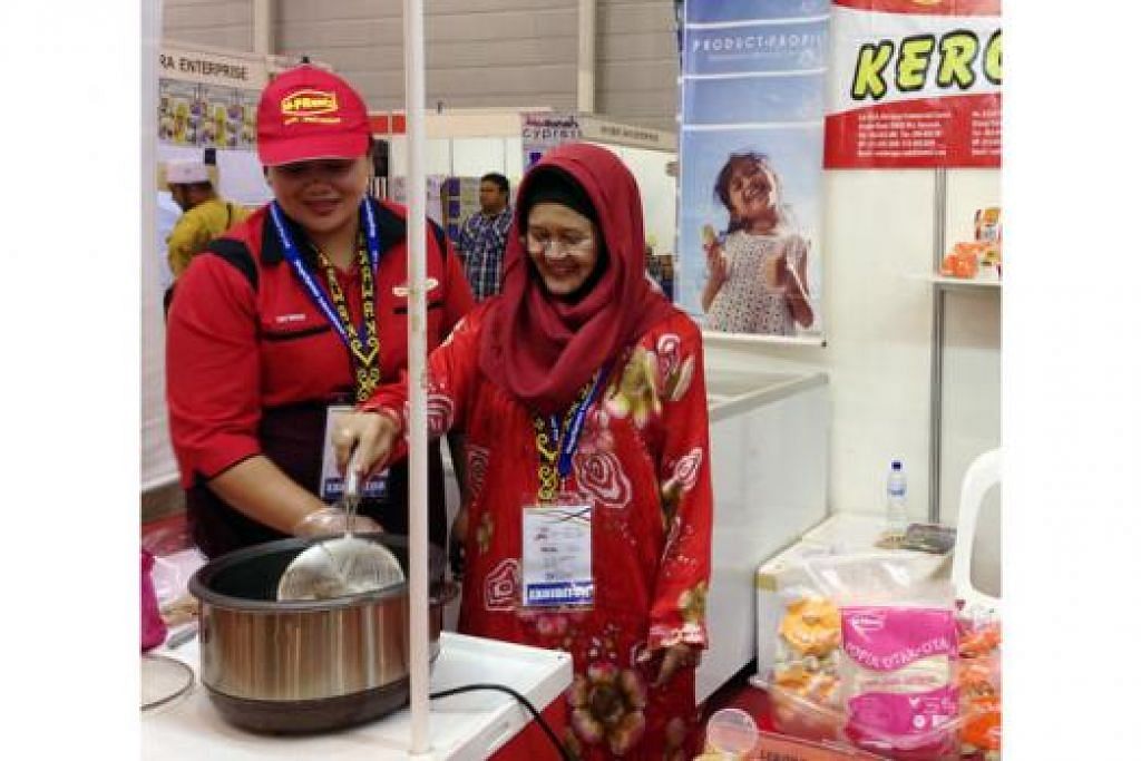 KEROPOK LEKOR: Pengarah urusan Rosfaniaga Services Sdn. Bhd, Cik Fatimah Abdul Hamid (kanan), bersama pekerjanya akan menjual keropok lekor Sarawak di Pameran Makanan Halal Expo. - Foto JULIANA SHARMINE RIDUAN