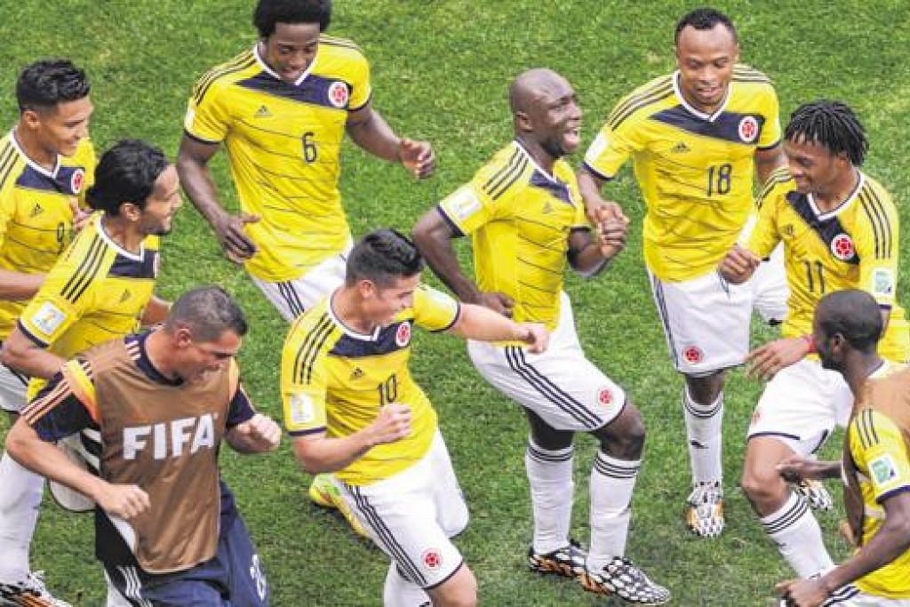 SAMBA GOL?: Para pemain Colombia menari bersama selepas menjaringkan gol dalam perlawanan menentang Ivory Coast semalam. – Foto AFP