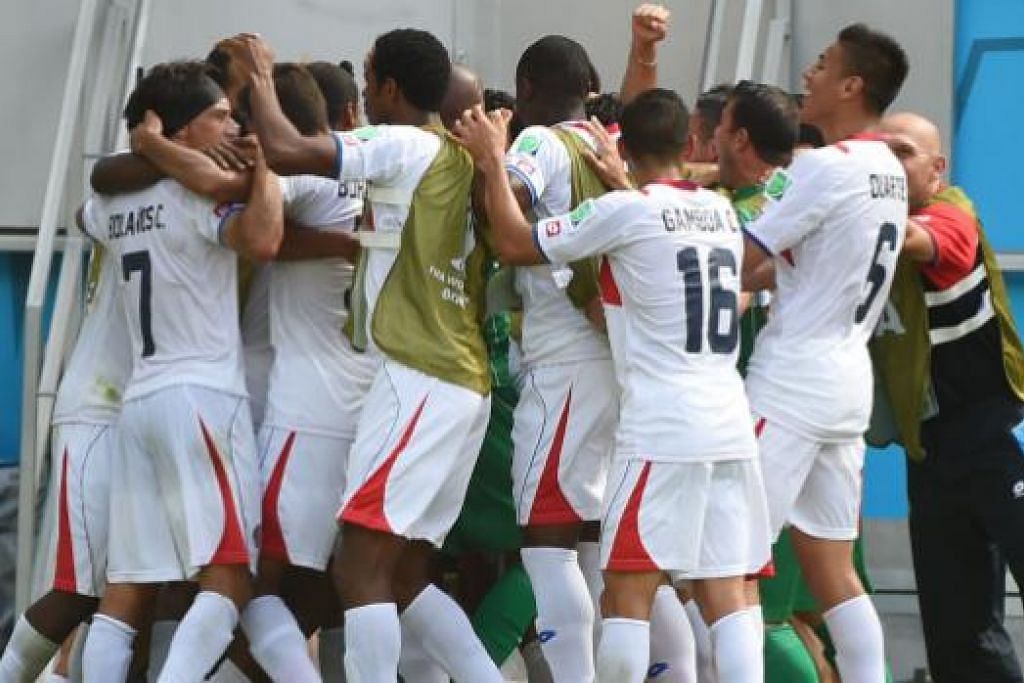 Pemain Costa Rica tidak dapat membendung kegembiraan, meraihkan kelayakan mereka ke pusingan kedua Piala Dunia - kali pertama dalam tempoh 24 tahun.