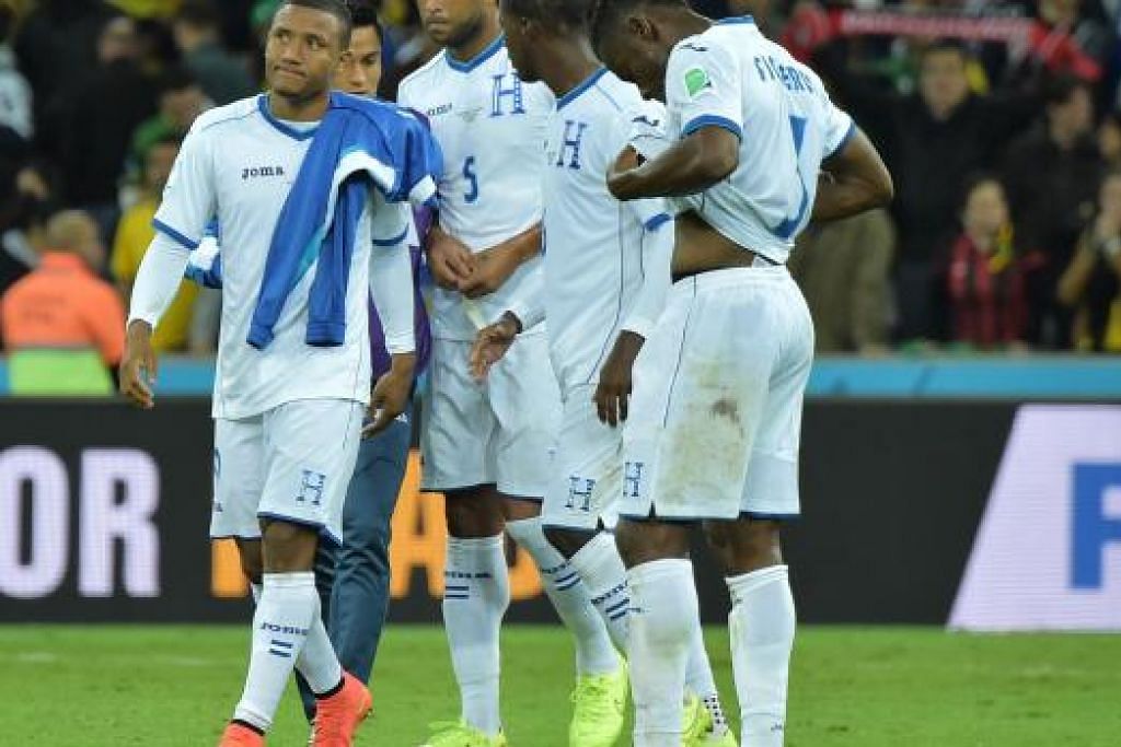 BERAKHIR HARAPAN: Pemain Honduras kelihatan bungkam selepas pasukan mereka mengalami kekalahan kali kedua berturut-turut di tangan Ecuador 1-2. Sebelum ini ia tewas 0-3 di tangan Perancis sekaligus mengakhiri kempen Piala Dunia 2014. - Foto