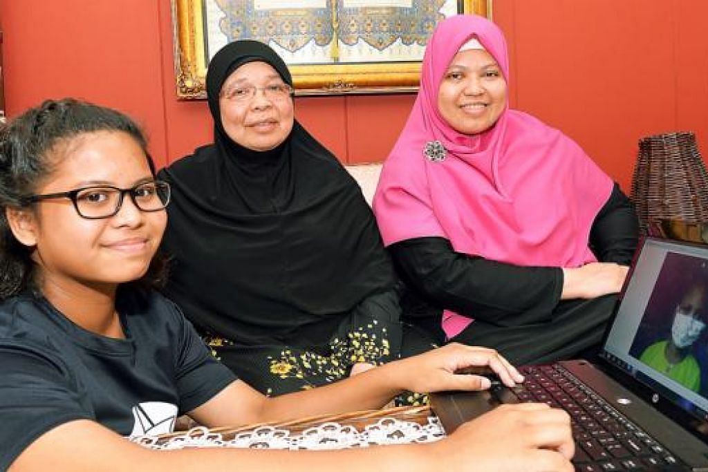 KINI SUDAH PULIH: (Dari kiri) Siti Humaira Gulam Rasul pernah menderitai barah leukemia limfoblastik akut (ALL) ketika berusia lima tahun. Namun dia berjaya mengharunginya dengan sokongan keluarga termasuk neneknya, Cik Junaidah Kassim, dan ibunya, Cik Norbaizurah Mohamad. - Foto KHALID BABA