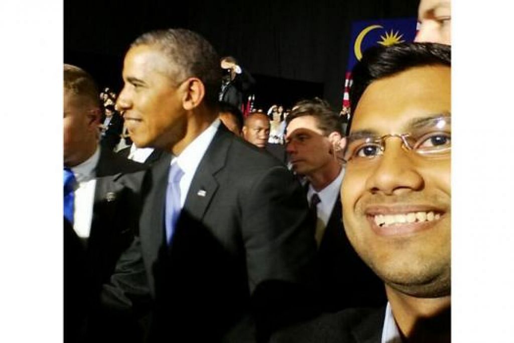 BESAR HATI DAPAT JUMPA PRESIDEN: Oleh kerana tidak dapat bergambar secara 'selfie' dengan Encik Barack Obama (kiri), Encik Irshad (kanan) hanya berpeluang mengambil 'selfie' dirinya sahaja dengan pemimpin Amerika itu berada dekat dengannya. - Foto ihsan ABBAS ALI MOHAMMED IRSHAD