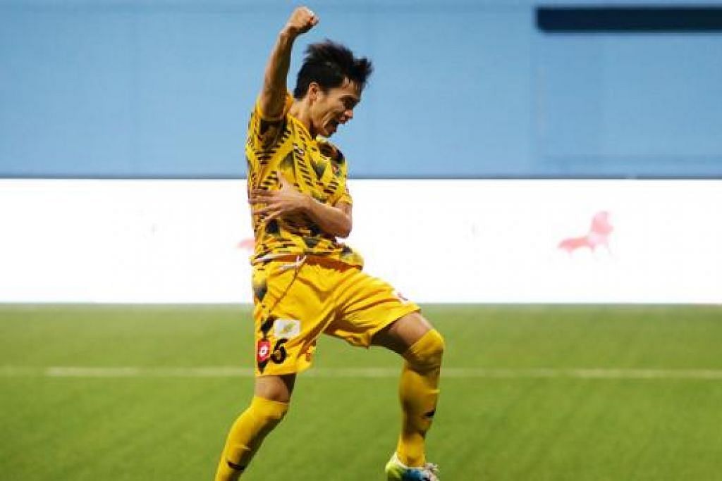GIRANG TAK TERHINGGA: Azwan Ali tidak dapat membendung keriangannya selepas menjaringkan gol kemenangan Brunei DPMM dalam masa kecederaan. - Foto THE NEW PAPER