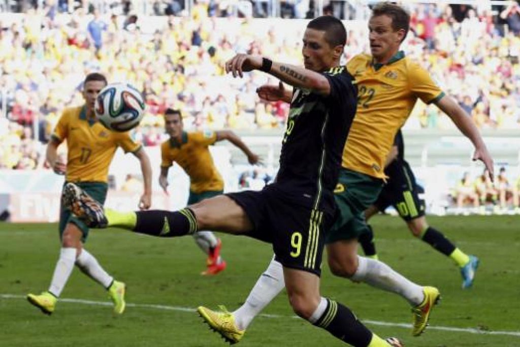 GOL SAGU HATI: Fernando Torres menjaringkan gol kedua Sepanyol yang menundukkan Australia 3-0; menebus sedikit maruah juara bertahan itu setelah ia tewas dua perlawanan pertama dan tersingkir dari Piala Dunia.

