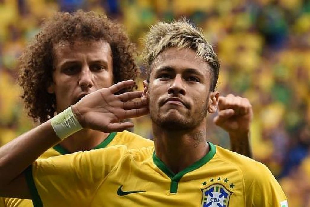 PENYERANG UNGGUL: Neymar (kanan) meraikan salah satu golnya dengan rakan sepasukan David Luiz.
