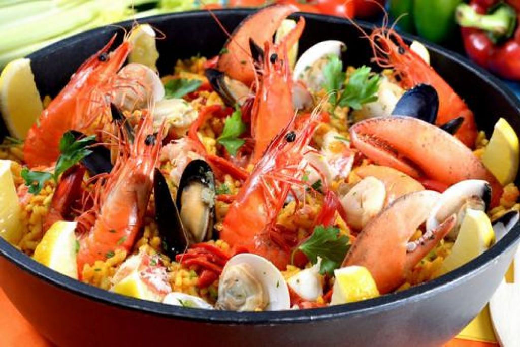 SAJIAN MEDITERRANEAN: Nasi makanan laut, Paella Mixta, disediakan di restoran Carousel untuk jamuan berbuka puasa. – Foto ROYAL PLAZA ON SCOTTS HOTEL