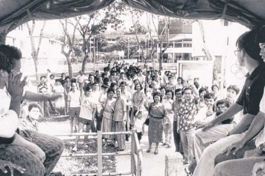 PERKHIDMATAN NEGARA: Rekrut-rekrut baru mengucapkan selamat tinggal kepada keluarga dan rakan-rakan mereka apabila pengangkutan tentera membawa mereka dari Balai Rakyat Delta pada 18 Mac 1987.
