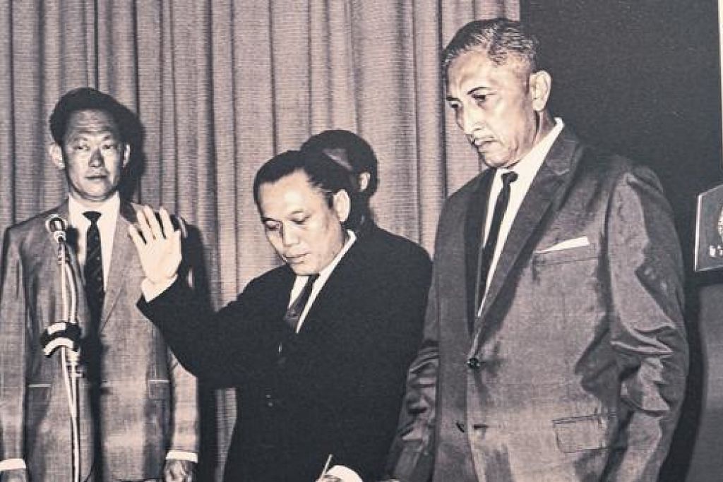 ANGKAT SUMPAH: Encik Lee Khoon Choy mengangkat sumpah sebagai Menteri Negara (Kebudayaan), disaksikan oleh Perdana Menteri, Encik Lee Kuan Yew (kiri), dan Presiden Yusof Ishak (kanan) pada 18 September 1965.
