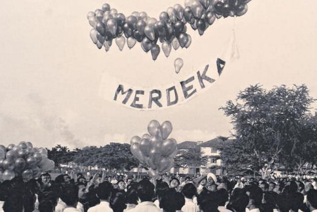 MERDEKA: Perkataan 'Merdeka' digantung pada belon-belon di perhimpunan kemerdekaan Parti Tindakan Rakyat (PAP) di Farrer Park pada 15 Ogos 1955.
