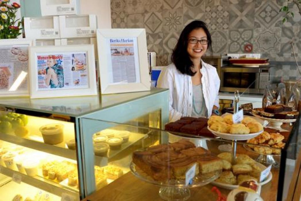 KEDAI KEK BARU: Pemilik kedai kek And All Things Delicious, Cik Dewi Imelda Wadhwa, telah membuka kedai keknya dengan menggunakan sebahagian wang yang terkumpul melalui konsep 'crowdfunding' atau memungut sumbangan masyarakat awam secara sukarela. - Foto-foto TUKIMAN WARJI