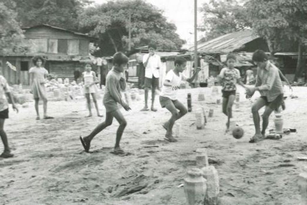 KEGIATAN LAMA: Permainan seperti bola sepak merupakan antara aktiviti biasa di kawasan perkuburan seperti di kubur dekat kawasan Geylang ini pada suatu masa dahulu. - Foto-foto fail