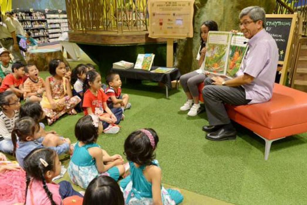 PUPUK PEMIKIRAN KRITIKAL: Dr Yaacob menggalak ibu bapa dan anak-anak membaca bersama-sama kerana apa yang penting ialah menggalak anak-anak membaca secara kritikal. - Foto TUKIMAN WARJI