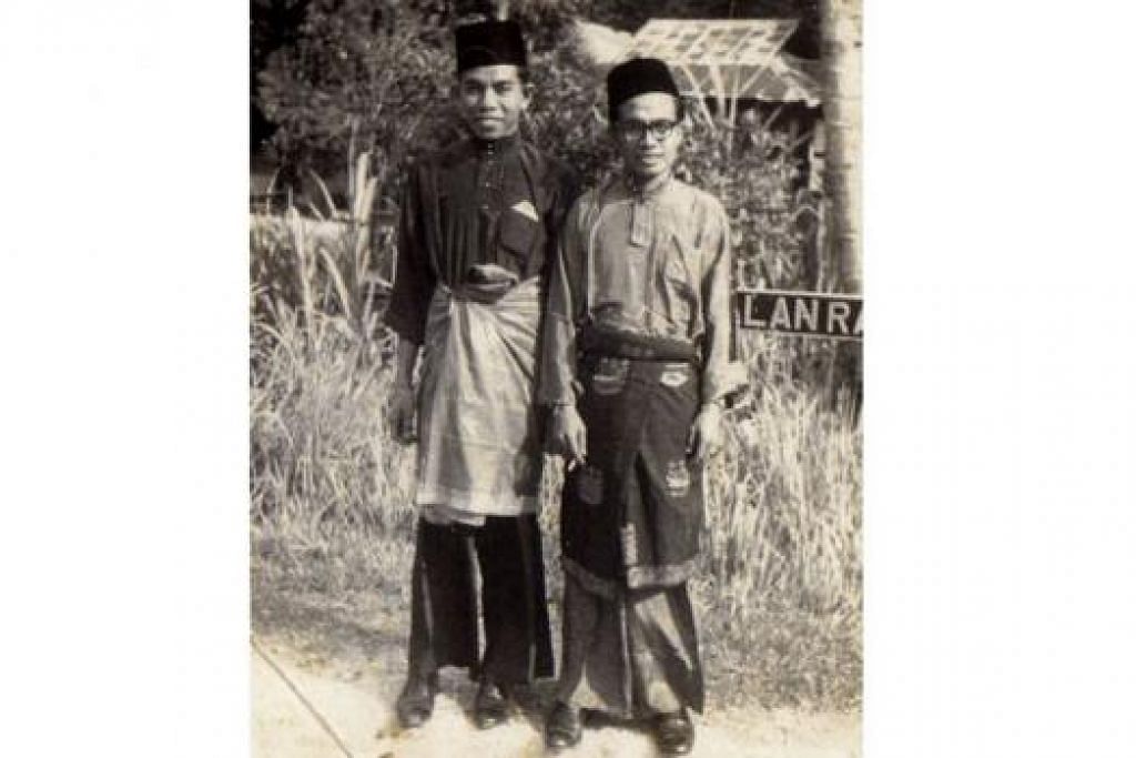 SEMASA BERAYA: Encik Sulaiman Jasman (kanan) bergambar bersama seorang rakannya yang beliau tidak ingat namanya ketika menyambut Hari Raya di Kampung Woodleigh. Kemeriahan menyambut raya di kampung itu tetap dirasakan meskipun penduduknya tinggal berhadapan dengan tanah perkuburan.