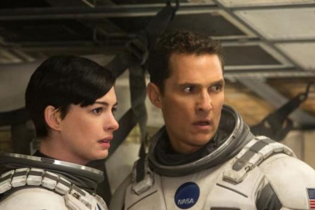 ANTARA ADEGAN: Anne Hanthaway (kiri) dan dalam filem Interstellar bersama Mathew McConaughey. - Foto WARNER BROS - Foto REUTERS
