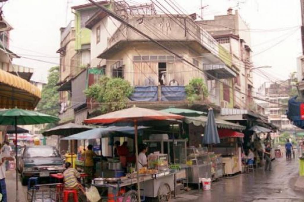 MAKANAN HALAL BERDEKATAN MASJID: Jika anda ke kawasan-kawasan berdekatan masjid di Bangkok, anda tidak akan menghadapi masalah mencari makanan halal. Banyak gerai makanan Islam di daerah seperti ini. – Foto fail KARIM ISKANDAR