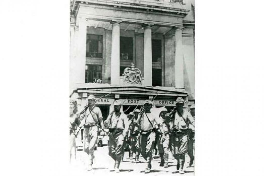 ZAMAN JEPUN (1942-45): Askar-askar Jepun berbaris bengis di hadapan bangunan Pejabat Pos Besar Singapura semasa Pendudukan Jepun. - Foto fail