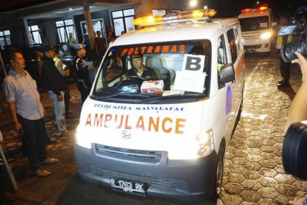 CETUS KUTUKAN: Sebuah kereta ambulans membawa mayat warga Belanda, Ang Kiem Soei, salah seorang daripada lima warga asing yang dihukum mati oleh pemerintah Indonesia. Hukuman itu dilaksanakan kelmarin dan terus mencetus kutukan daripada pertubuhan Amnesty International. - Foto-foto REUTERS